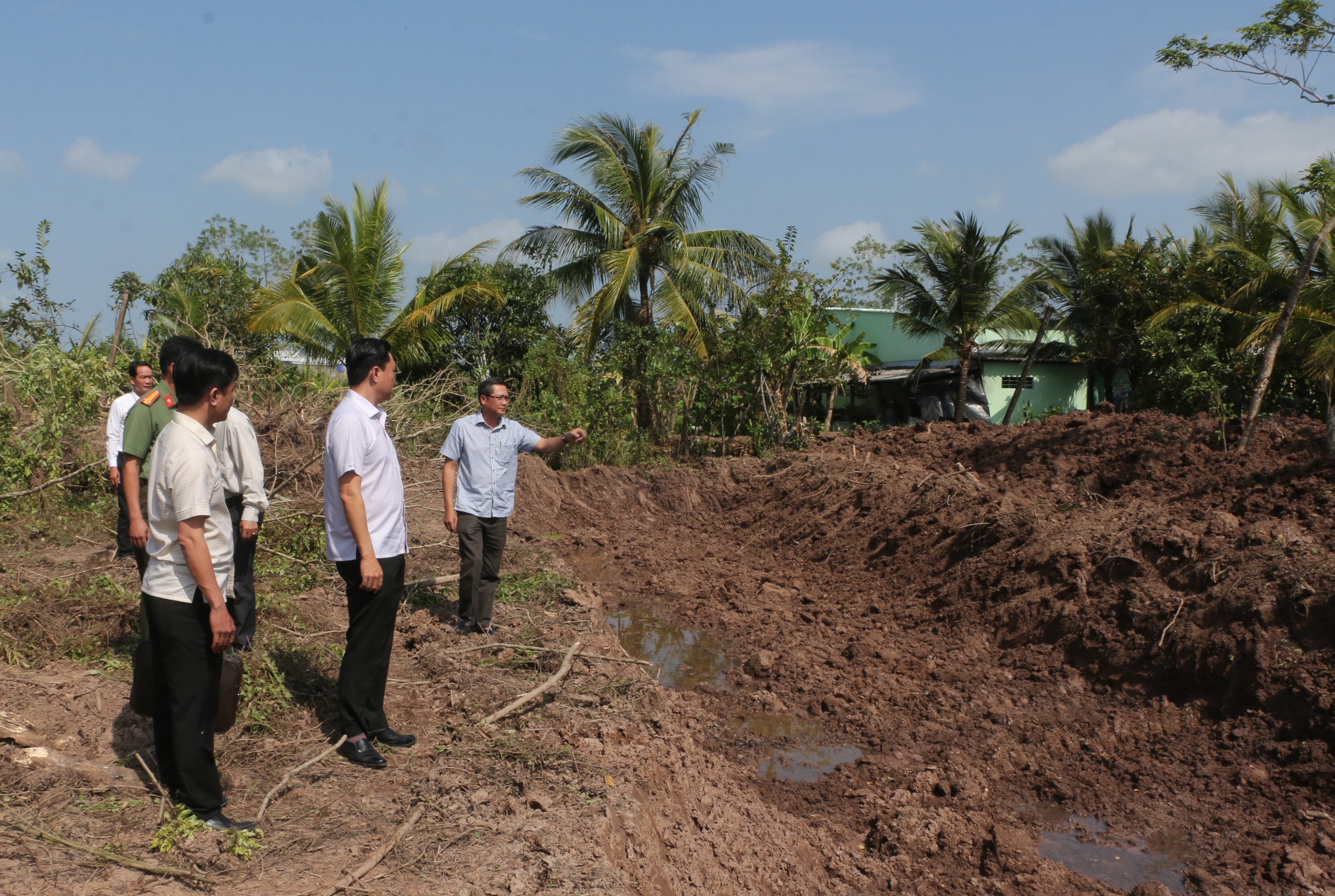 Tiếp công dân tại phường Vĩnh Trạch - ảnh 1