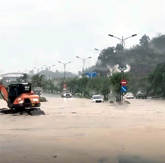 Bão số 4 không thay đổi cường độ cách Hải Phòng khoảng 120km - Ảnh 1. Bão số 4 không thay đổi cường độ cách Hải Phòng khoảng 120km - Ảnh 1.