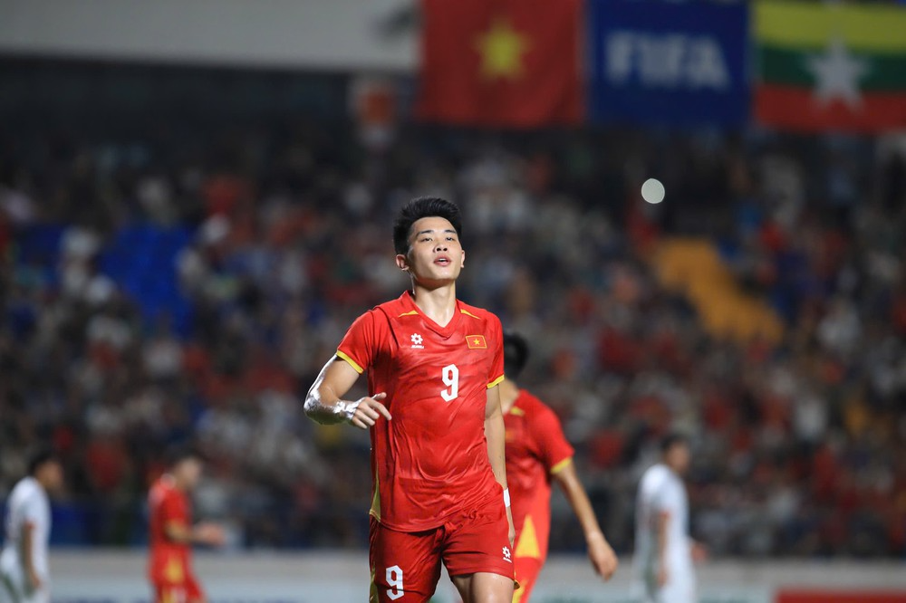 Khỏe như Đình Bắc ở ASEAN Cup 2026! - Ảnh 1. Khỏe như Đình Bắc ở ASEAN Cup 2026! - Ảnh 1.