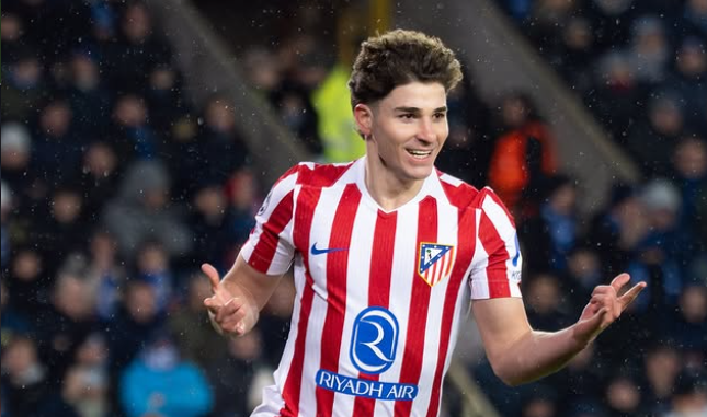 Julian Alvarez bị CĐV Atletico Madrid la ó, phản ứng dữ dội - Ảnh 1. Julian Alvarez bị CĐV Atletico Madrid la ó, phản ứng dữ dội - Ảnh 1.