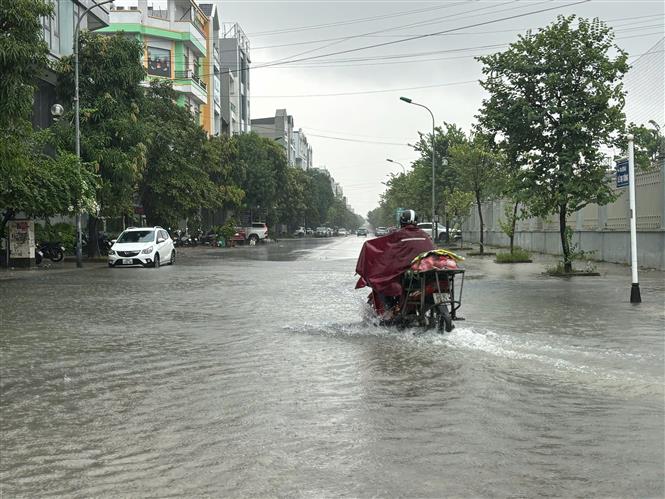 Bão số 4 lại đổi hướng, gây mưa lớn cho Nam đồng bằng Bắc Bộ và từ Thanh Hóa đến Hà Tĩnh - Ảnh 1. Bão số 4 lại đổi hướng, gây mưa lớn cho Nam đồng bằng Bắc Bộ và từ Thanh Hóa đến Hà Tĩnh - Ảnh 1.