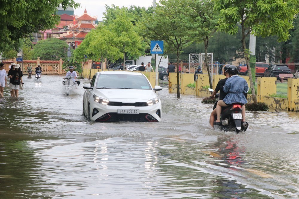 Bão số 4 tiếp tục đổi hướng, dự báo suy yếu thành áp thấp nhiệt đới vào ngày 26/8 - Ảnh 1.
