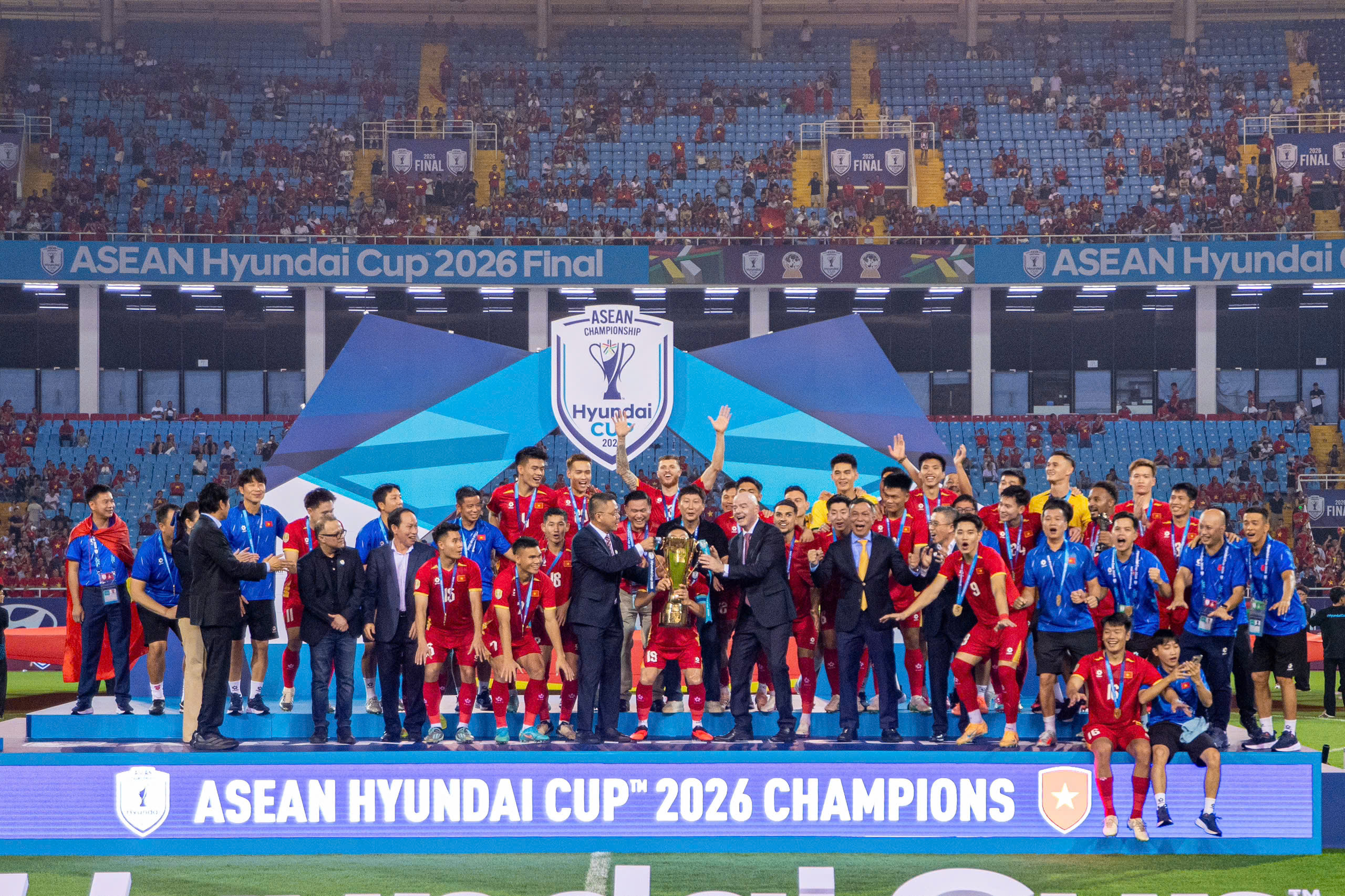 Báo Hàn Quốc: 'Phép thuật Kim Sang Sik' đưa bóng đá Việt Nam viết trang sử mới - Ảnh 1.
