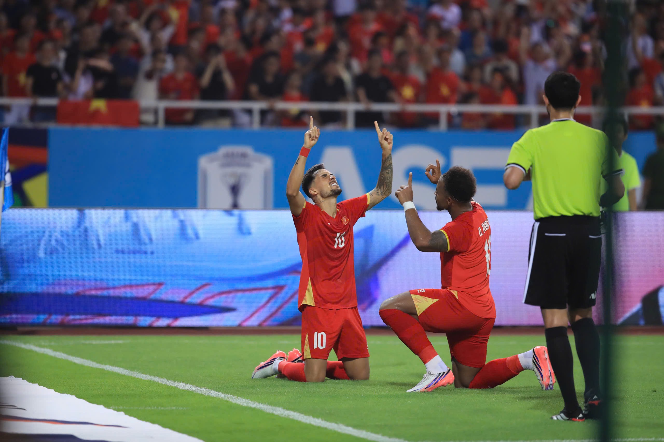 HLV Kim Sang Sik: 'Tôi muốn cùng đội tuyển Việt Nam dự World Cup - Ảnh 2. HLV Kim Sang Sik: 'Tôi muốn cùng đội tuyển Việt Nam dự World Cup - Ảnh 2.