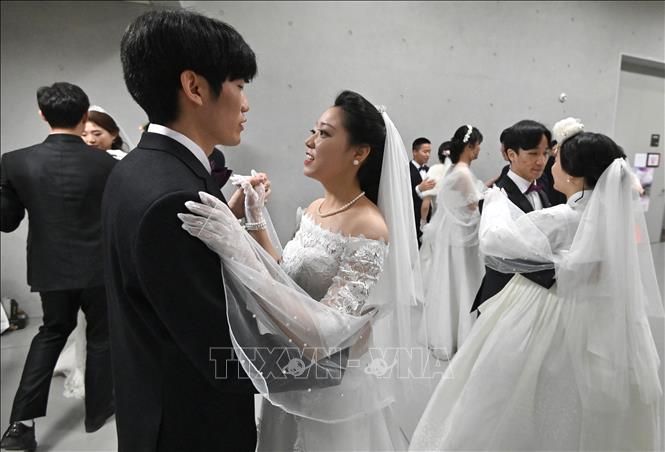 Hàn Quốc tăng hỗ trợ tiền mặt để khuyến khích giới trẻ kết hôn và sinh con - Ảnh 1.