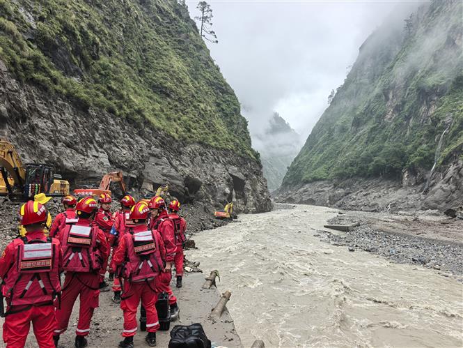 Lũ quét tại Nepal và Trung Quốc: 676 người thiệt mạng, gần 3.000 người mất tích - Ảnh 1. Lũ quét tại Nepal và Trung Quốc: 676 người thiệt mạng, gần 3.000 người mất tích - Ảnh 1.