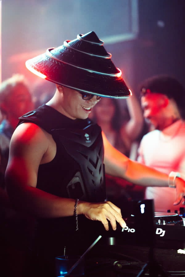 DJ Việt mang nón lá đi khắp thế giới: 17 năm theo đuổi âm nhạc điện tử - Ảnh 1.