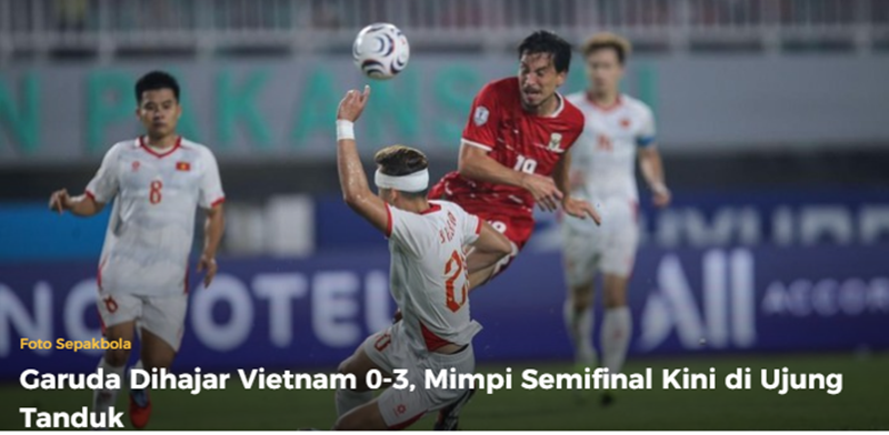 DetikSport thì có bài viết với tiêu đề: "Indonesia thua Việt Nam 0-3. Bây giờ giấc mơ bán kết ASEAN Cup đang tan biến"