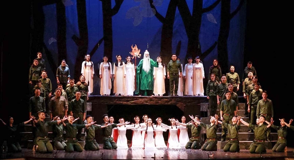 "Lá đỏ" - câu chuyện Trường Sơn được kể bằng opera - Ảnh 2.