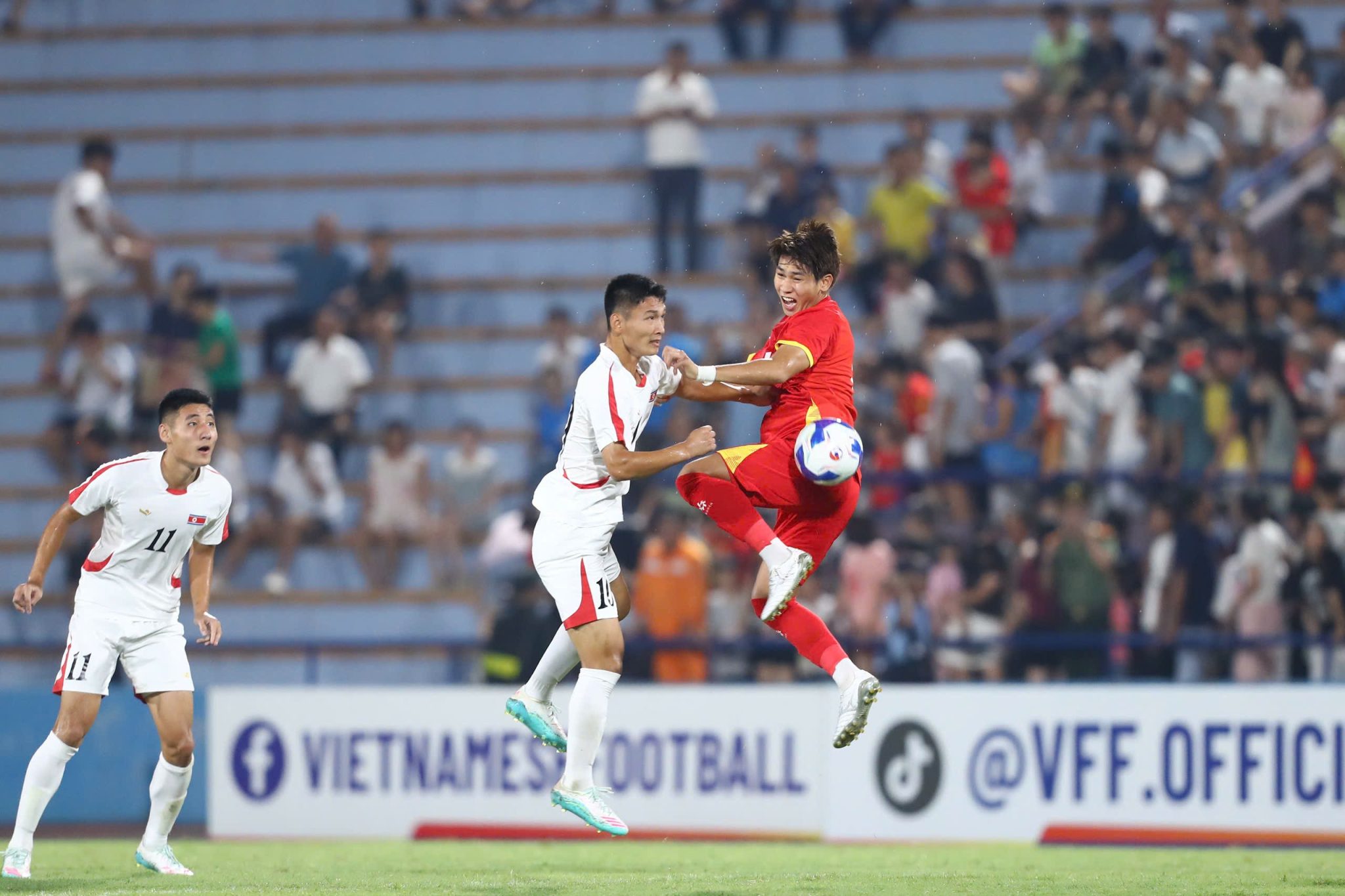 Tin nóng bóng đá Việt hôm nay 1/9: U20 Việt Nam còn cơ hội đi tiếp; 5 HLV ngoại đáng chú ý tại V.League 2026/27 - Ảnh 1.