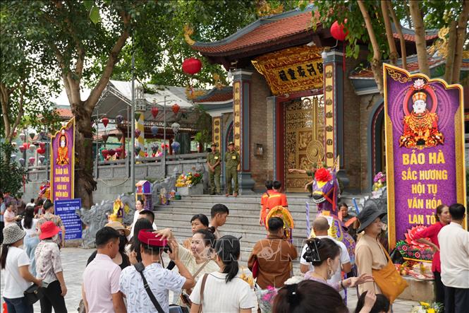Không khí tại các điểm du lịch nổi tiểng dịp 2/9 - Ảnh 2.