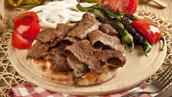 Döner Kebab: Từ món ăn đường phố đến “đế chế” ẩm thực tại châu Âu - Ảnh 1.