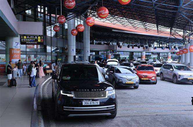 Điều chỉnh làn đón xe dịch vụ tại nhà ga T1 sân bay Nội Bài - Ảnh 1. Điều chỉnh làn đón xe dịch vụ tại nhà ga T1 sân bay Nội Bài - Ảnh 1.