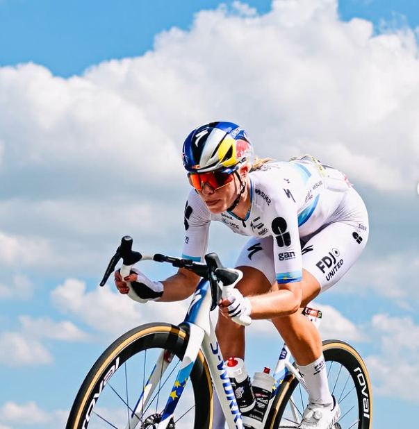 Tour de France nữ siết chặt kiểm tra áo ngực của VĐV - Ảnh 2. Tour de France nữ siết chặt kiểm tra áo ngực của VĐV - Ảnh 2.
