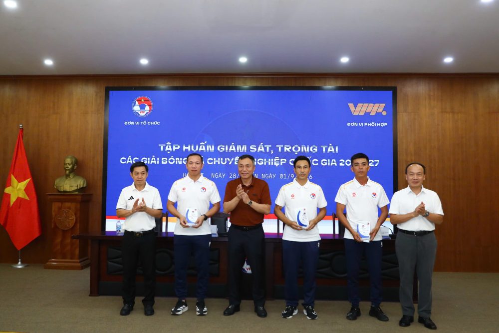 77/78 trọng tài hoàn thành kiểm tra thể lực trước mùa giải mới - Ảnh 2. 77/78 trọng tài hoàn thành kiểm tra thể lực trước mùa giải mới - Ảnh 2.