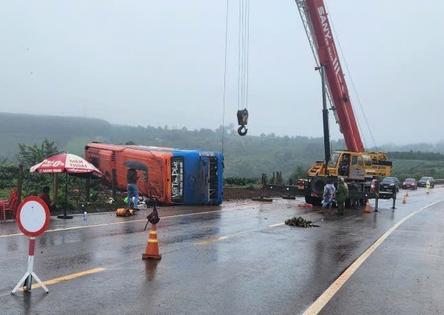 Khẩn trương khắc phục hậu quả vụ lật xe ô tô chở khách trên địa bàn tỉnh Gia Lai - Ảnh 1. Khẩn trương khắc phục hậu quả vụ lật xe ô tô chở khách trên địa bàn tỉnh Gia Lai - Ảnh 1.