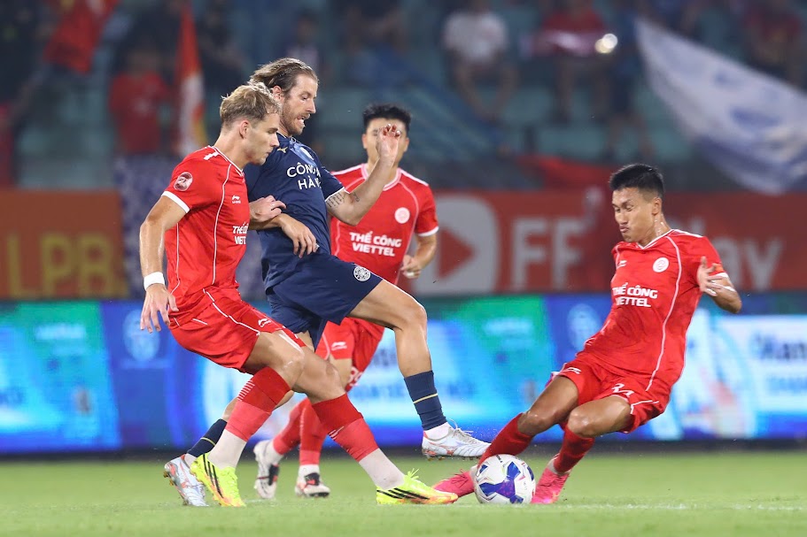 Trận derby thủ đô giữa Thể Công Viettel và CAHN diễn ra rất chặt chẽ. Ảnh: Hoàng Linh