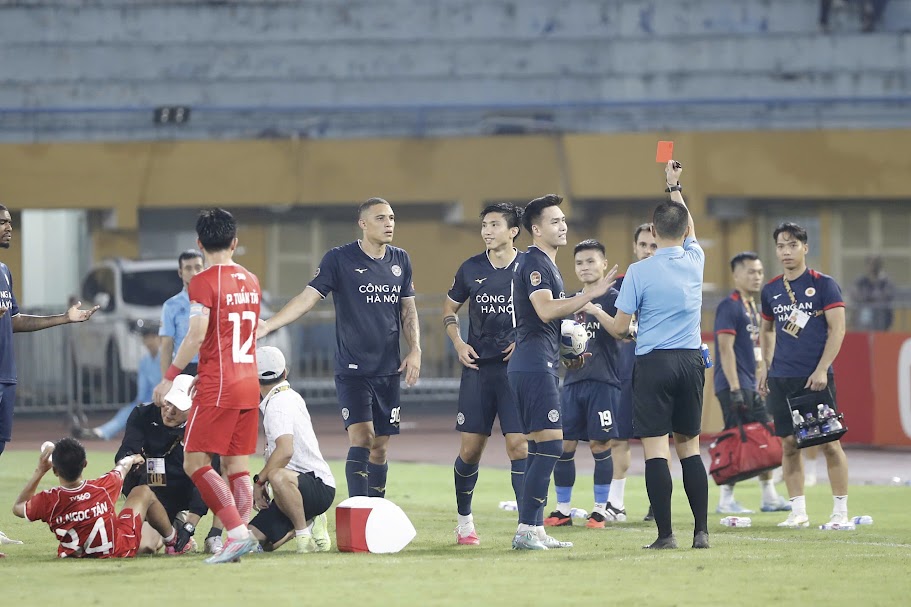Văn Hậu đạp thẳng vào chân Doãn Ngọc Tân, nhận thẻ đỏ ở derby thủ đô tại V.League - Ảnh 2. Văn Hậu đạp thẳng vào chân Doãn Ngọc Tân, nhận thẻ đỏ ở derby thủ đô tại V.League - Ảnh 2.