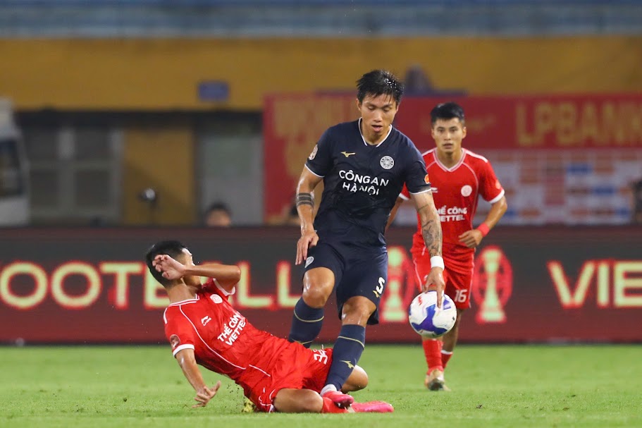 Văn Hậu đạp thẳng vào chân Doãn Ngọc Tân, nhận thẻ đỏ ở derby thủ đô tại V.League - Ảnh 1. Văn Hậu đạp thẳng vào chân Doãn Ngọc Tân, nhận thẻ đỏ ở derby thủ đô tại V.League - Ảnh 1.