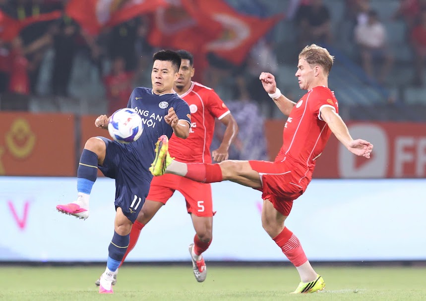 Trận derby thủ đỏ diễn ra chặt chẽ. Ảnh: Hoàng Linh