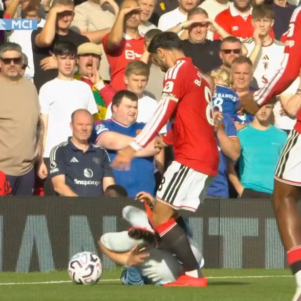 Phil Foden Nhận Thẻ Đỏ Sau Khi 'Dính Bẫy' Của Bruno Fernandes Ở Derby Manchester - Ảnh 2.
