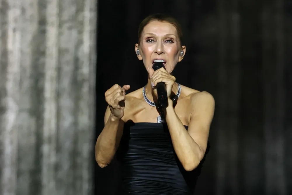 Céline Dion trở lại sân khấu Paris trong đêm diễn ngập tràn cảm xúc - Ảnh 4.