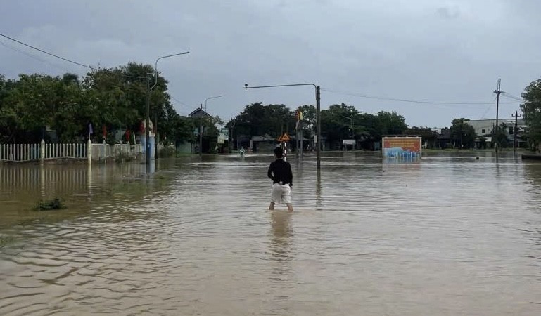 Huế: Mưa lớn khiến một số địa phương bị ngập lụt - Ảnh 2.