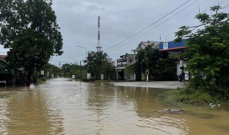 Huế: Mưa lớn khiến một số địa phương bị ngập lụt - Ảnh 4.
