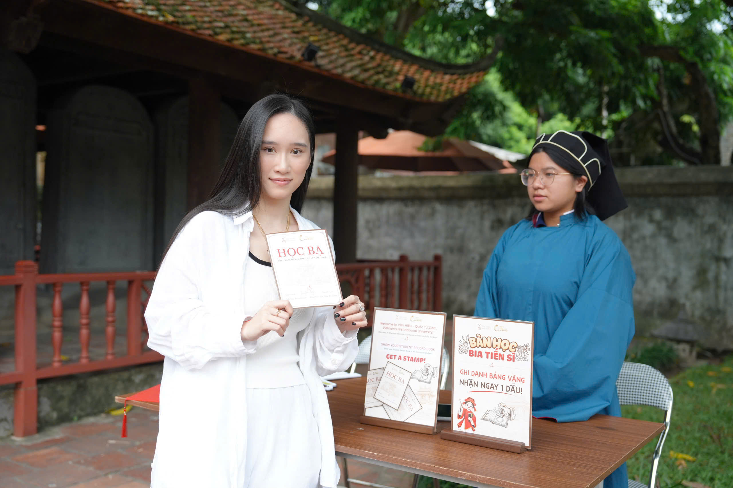 Cùng du học sinh yêu văn hóa Việt Nam làm "Giám sinh" Quốc Tử Giám - Ảnh 3. Cùng du học sinh yêu văn hóa Việt Nam làm "Giám sinh" Quốc Tử Giám - Ảnh 3.