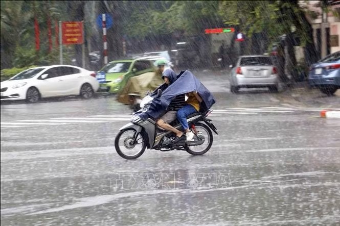 Cảnh báo mưa dông kèm lốc sét ở Hà Nội, lũ quét, sạt lở đất tại 6 tỉnh, thành phố Bắc Bộ, Trung Bộ - Ảnh 1. Cảnh báo mưa dông kèm lốc sét ở Hà Nội, lũ quét, sạt lở đất tại 6 tỉnh, thành phố Bắc Bộ, Trung Bộ - Ảnh 1.