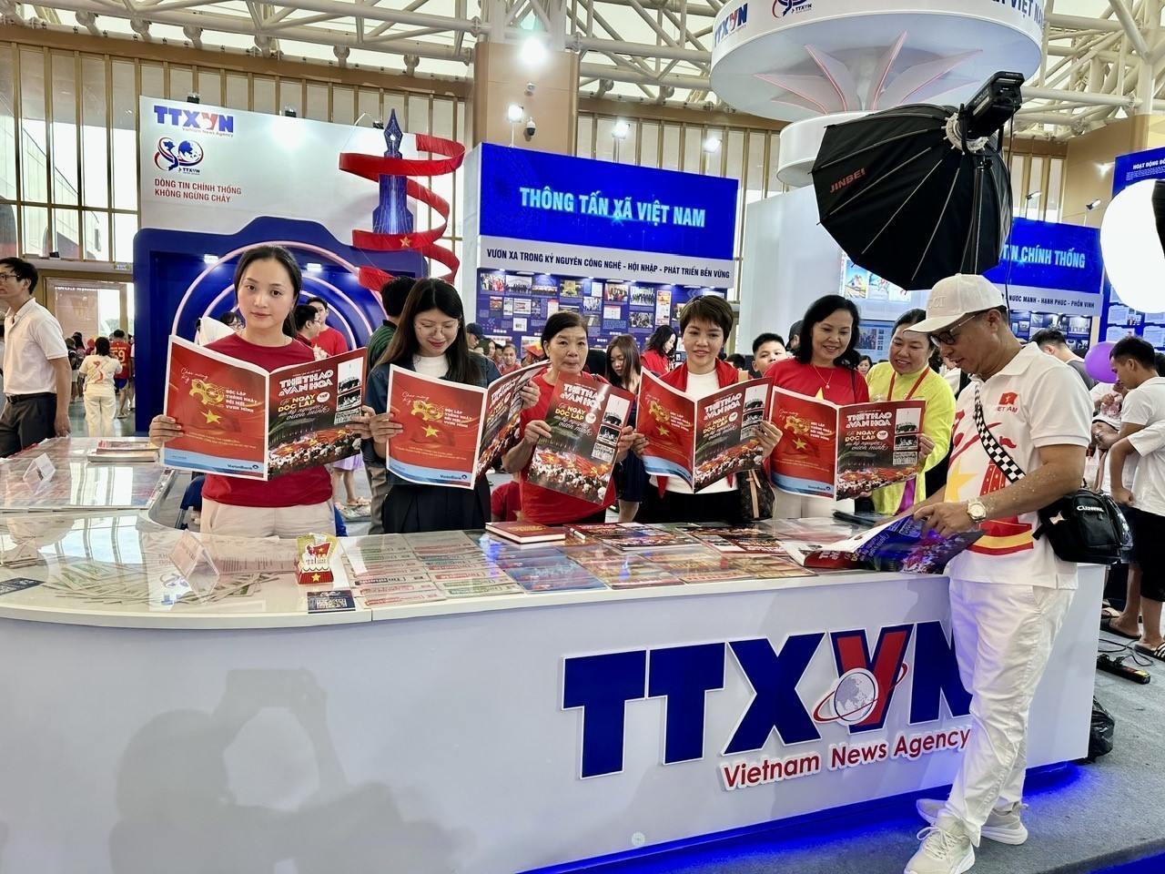 Gian trưng bày TTXVN - ảnh 4