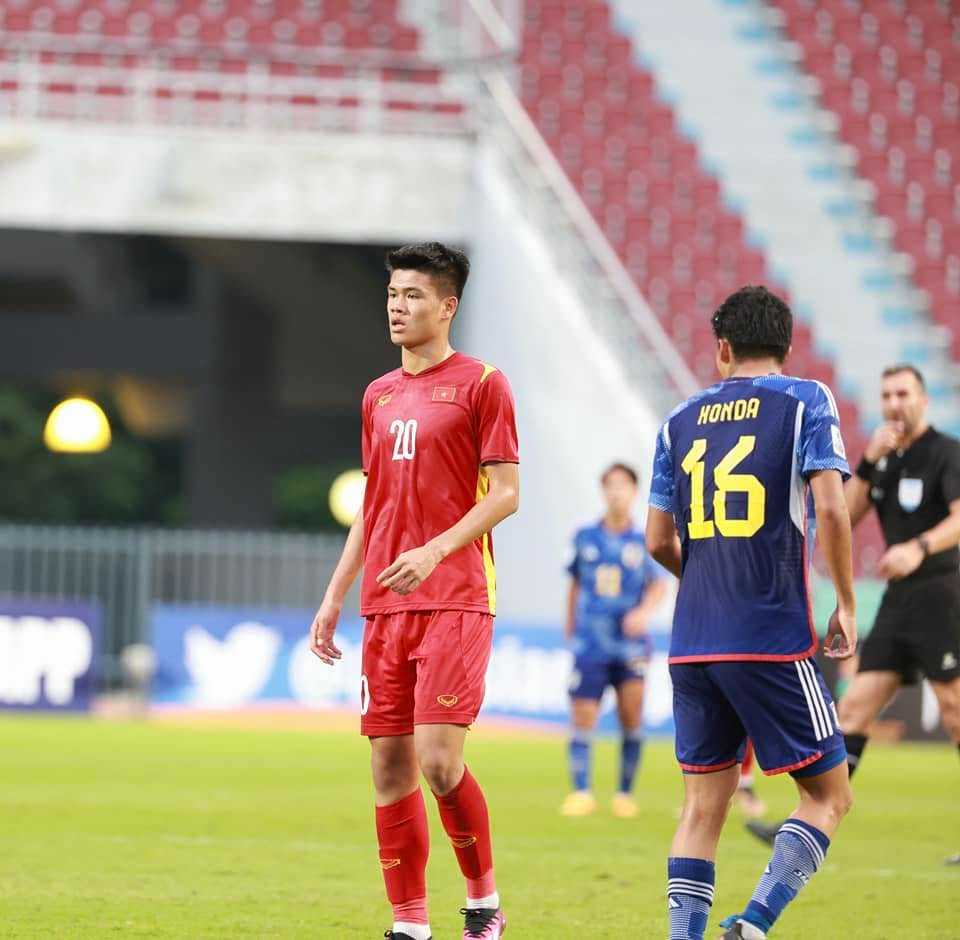 Chân dung trung vệ 19 tuổi cao 1,96 m cầm Quốc kỳ Việt Nam tại Lễ khai mạc ASIAD 2026 - Ảnh 1.