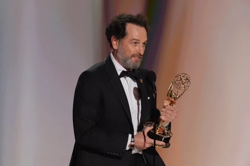 Primetime Emmy 2026: 'Widow's Bay' thắng lớn, Matthew Rhys cùng các bạn diễn thắng giải - Ảnh 3.