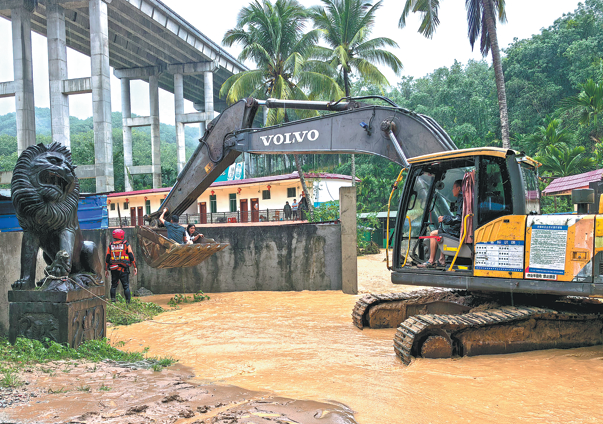 Trung Quốc: Sơ tán hơn 42.000 người do mưa lớn ở Hải Nam - Ảnh 1.