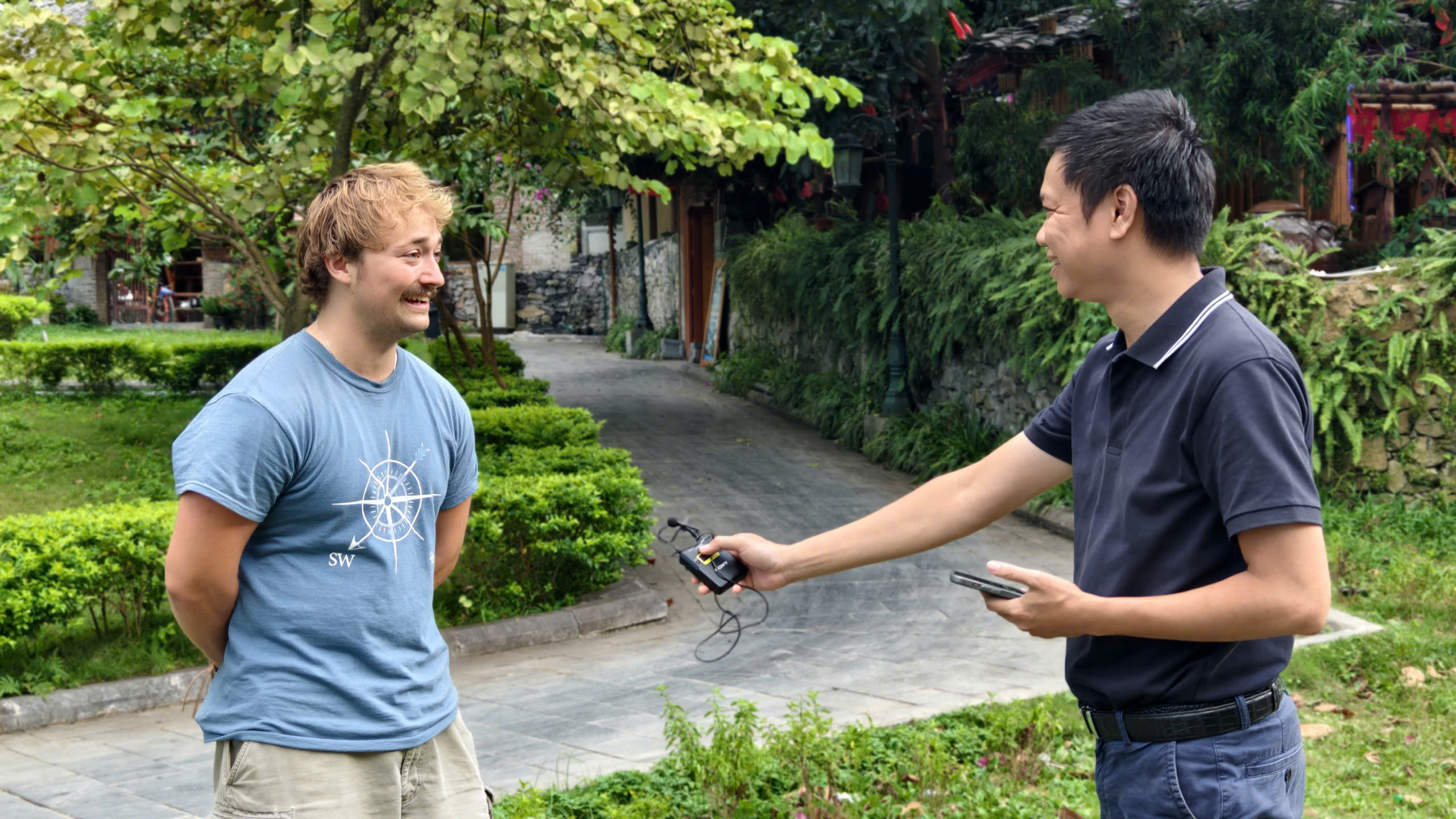 Nhóm phóng viên tác nghiệp tại vùng cao