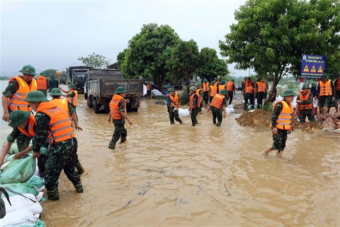 Nước sông Bùi dâng cao gây tràn đê: Các xã Hà Nội khẩn cấp ứng phó - Ảnh 1. Nước sông Bùi dâng cao gây tràn đê: Các xã Hà Nội khẩn cấp ứng phó - Ảnh 1.