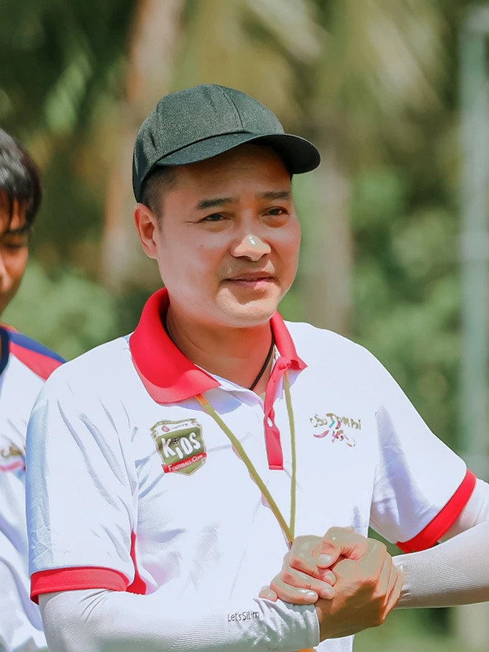 Hải Nam đảm nhận MC, đồng hành cùng HLV Hồng Sơn tại “Cầu thủ nhí 2026” - Ảnh 2. Hải Nam đảm nhận MC, đồng hành cùng HLV Hồng Sơn tại “Cầu thủ nhí 2026” - Ảnh 2.