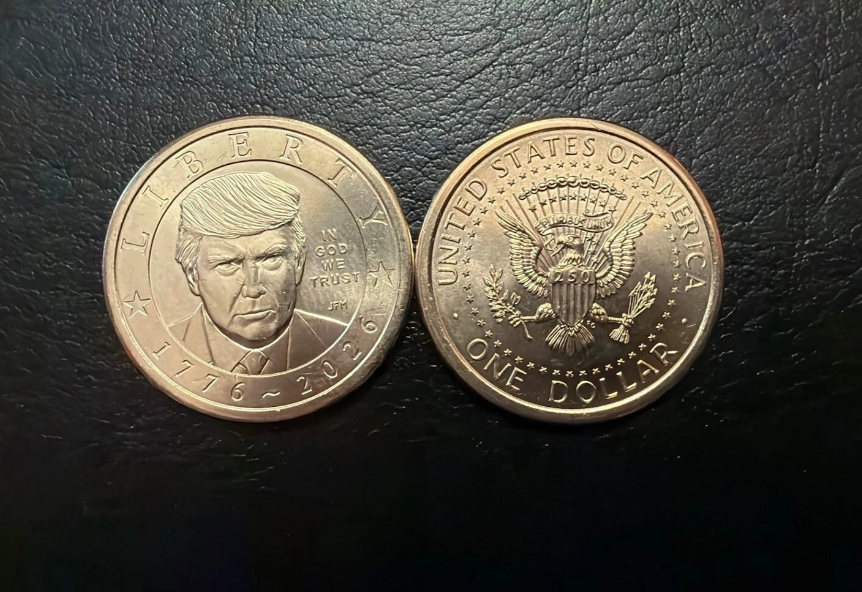 Mỹ phát hành đồng xu 1 USD mang hình Tổng thống Donald Trump - Ảnh 1.