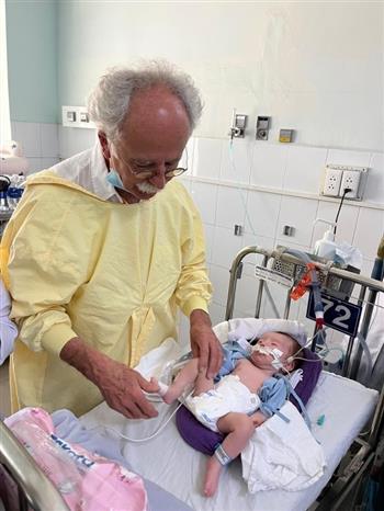 81 năm Cách mạng Tháng Tám và Quốc khánh 2/9: Ấn tượng Việt Nam sau gần 40 năm gắn bó của vị bác sĩ người Pháp - Ảnh 2. 81 năm Cách mạng Tháng Tám và Quốc khánh 2/9: Ấn tượng Việt Nam sau gần 40 năm gắn bó của vị bác sĩ người Pháp - Ảnh 2.