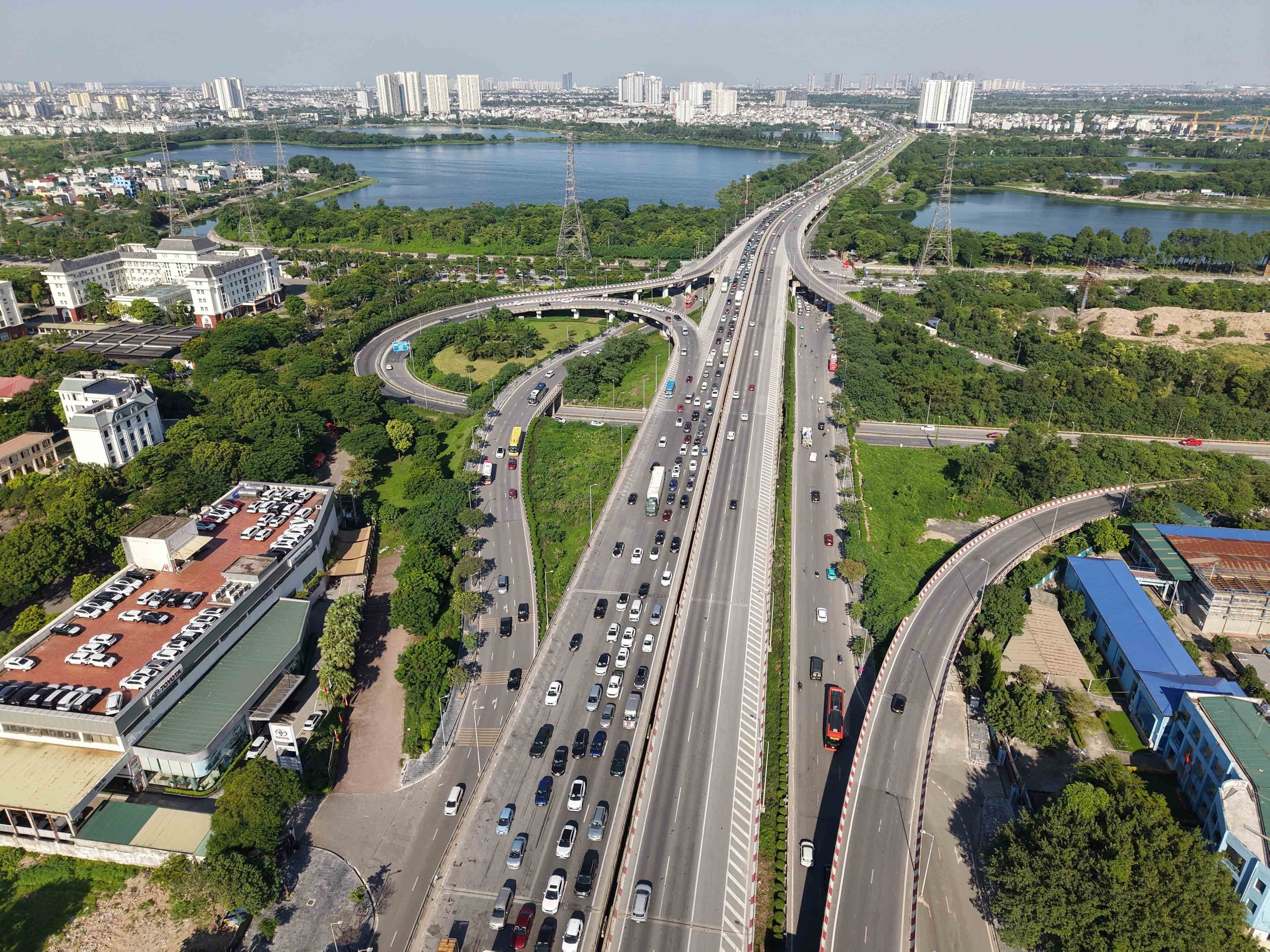 Lượng phương tiện tăng nhanh ở cửa ngõ phía Nam Thủ đô - Ảnh 9. Lượng phương tiện tăng nhanh ở cửa ngõ phía Nam Thủ đô - Ảnh 9.
