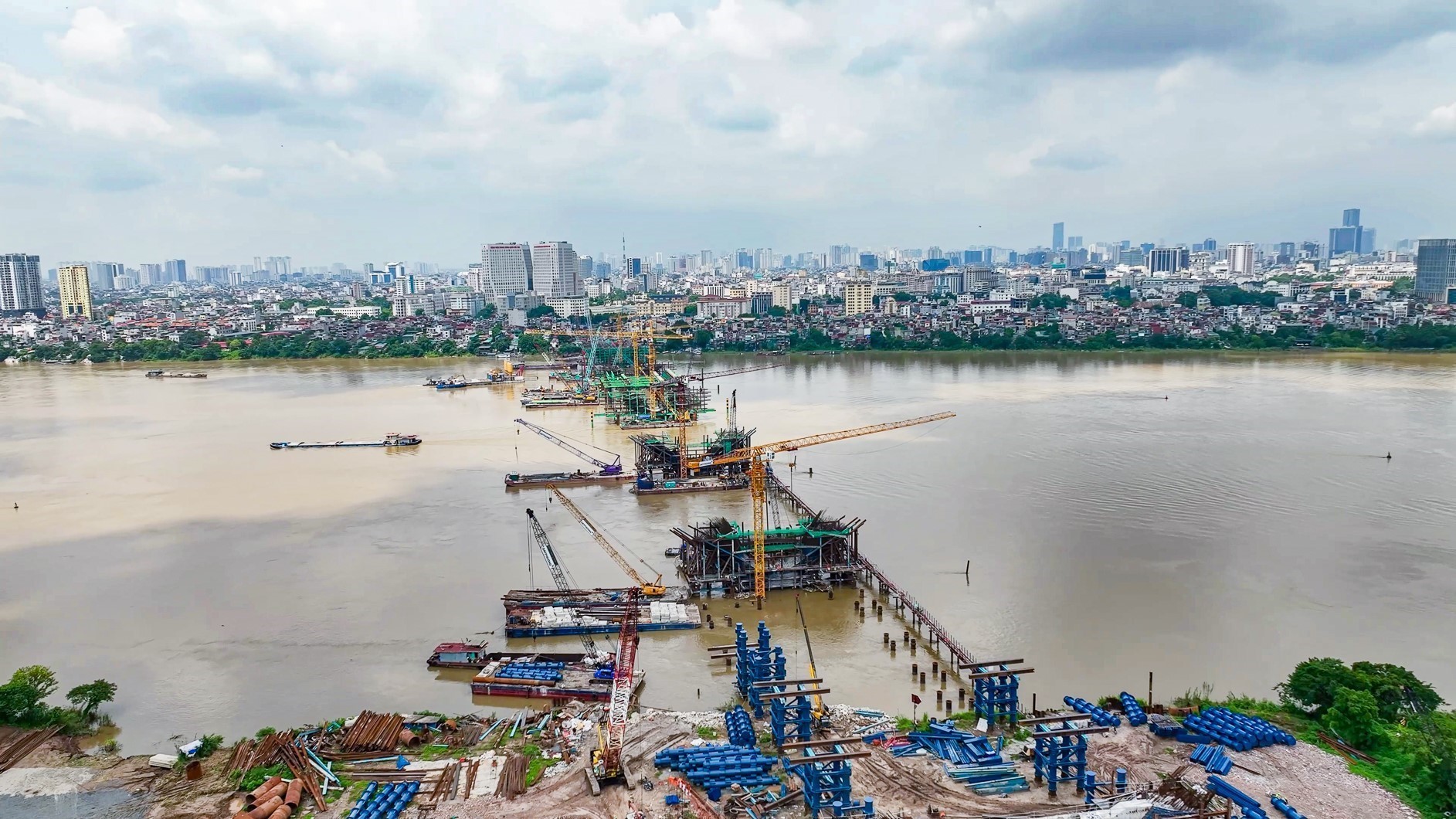 Hà Nội: Cầu Trần Hưng Đạo đạt gần 40% khối lượng, bắt đầu lắp dầm thép - Ảnh 5. Hà Nội: Cầu Trần Hưng Đạo đạt gần 40% khối lượng, bắt đầu lắp dầm thép - Ảnh 5.