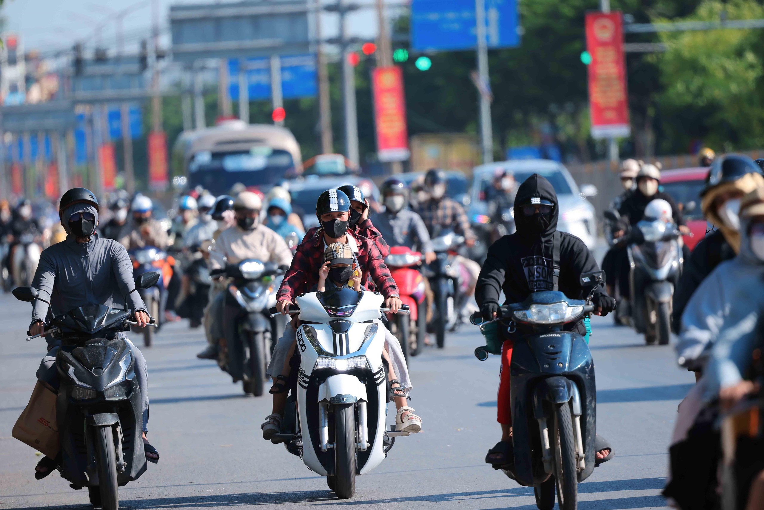 Lượng phương tiện tăng nhanh ở cửa ngõ phía Nam Thủ đô - Ảnh 16. Lượng phương tiện tăng nhanh ở cửa ngõ phía Nam Thủ đô - Ảnh 16.