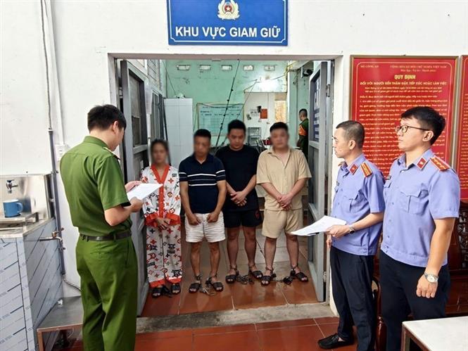 Tạm giữ hình sự 4 đối tượng hành hung tài xế taxi ở Quảng Ninh - Ảnh 1. Tạm giữ hình sự 4 đối tượng hành hung tài xế taxi ở Quảng Ninh - Ảnh 1.