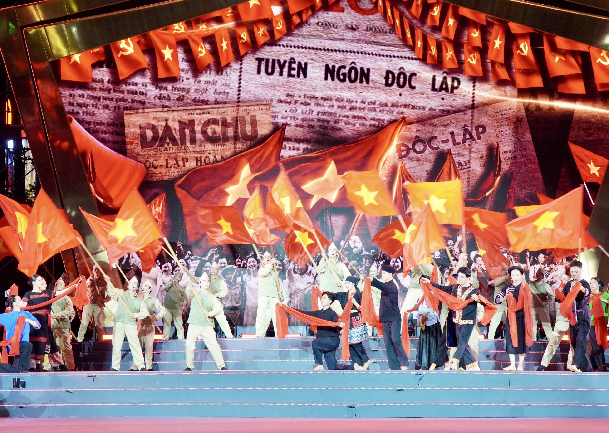 TP. Hồ Chí Minh rực rỡ đêm Quốc khánh - Ảnh 4.