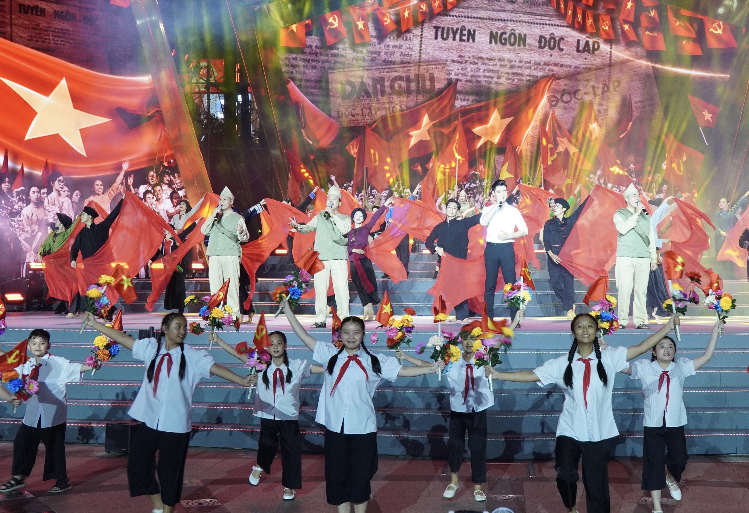 TP. Hồ Chí Minh rực rỡ đêm Quốc khánh - Ảnh 5.