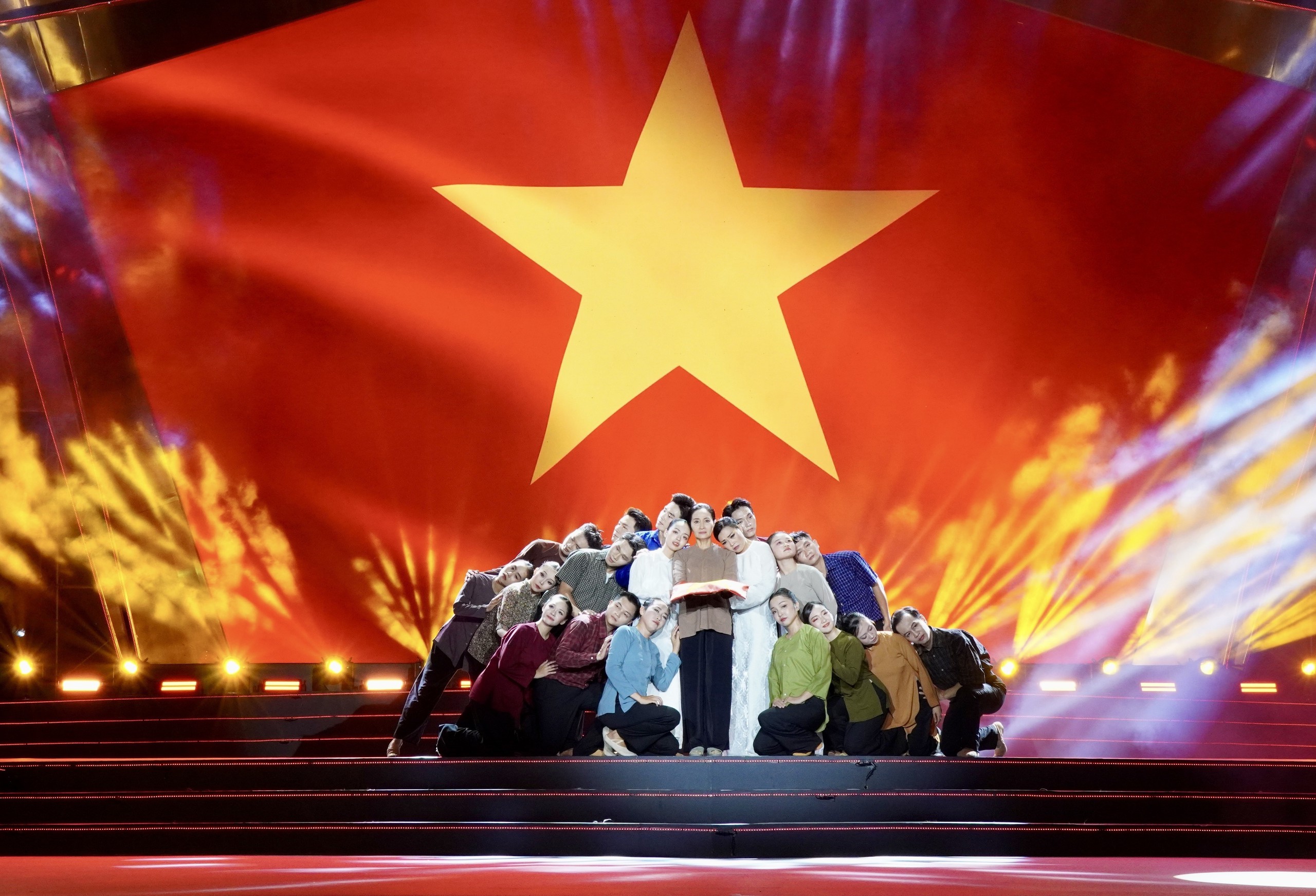 TP. Hồ Chí Minh rực rỡ đêm Quốc khánh - Ảnh 1.