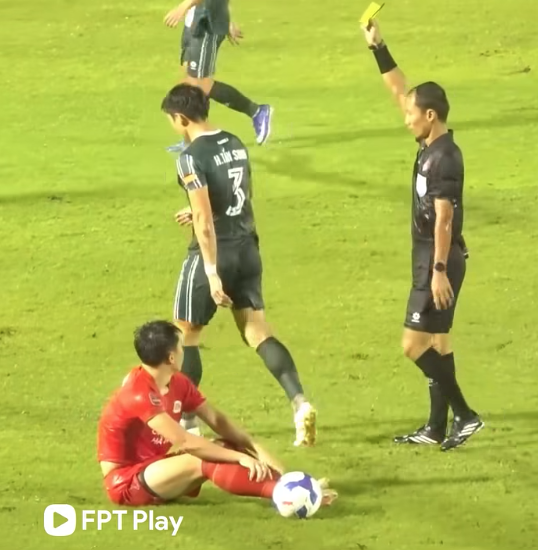 Cựu trung vệ U23 Việt Nam bị lên án sau pha xấu chơi Đình Bắc - Ảnh 2. Cựu trung vệ U23 Việt Nam bị lên án sau pha xấu chơi Đình Bắc - Ảnh 2.