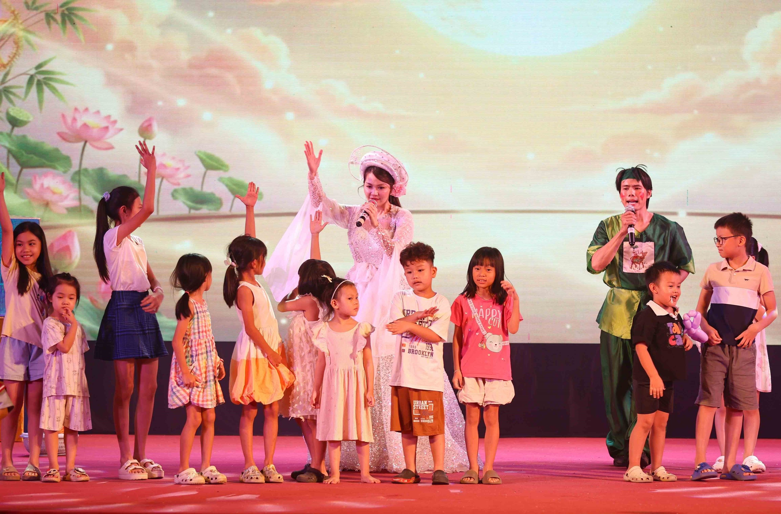Chương trình nghệ thuật “Trăng rằm tỏa sáng - Thắp sáng tương lai” - Ảnh 4. Chương trình nghệ thuật “Trăng rằm tỏa sáng - Thắp sáng tương lai” - Ảnh 4.