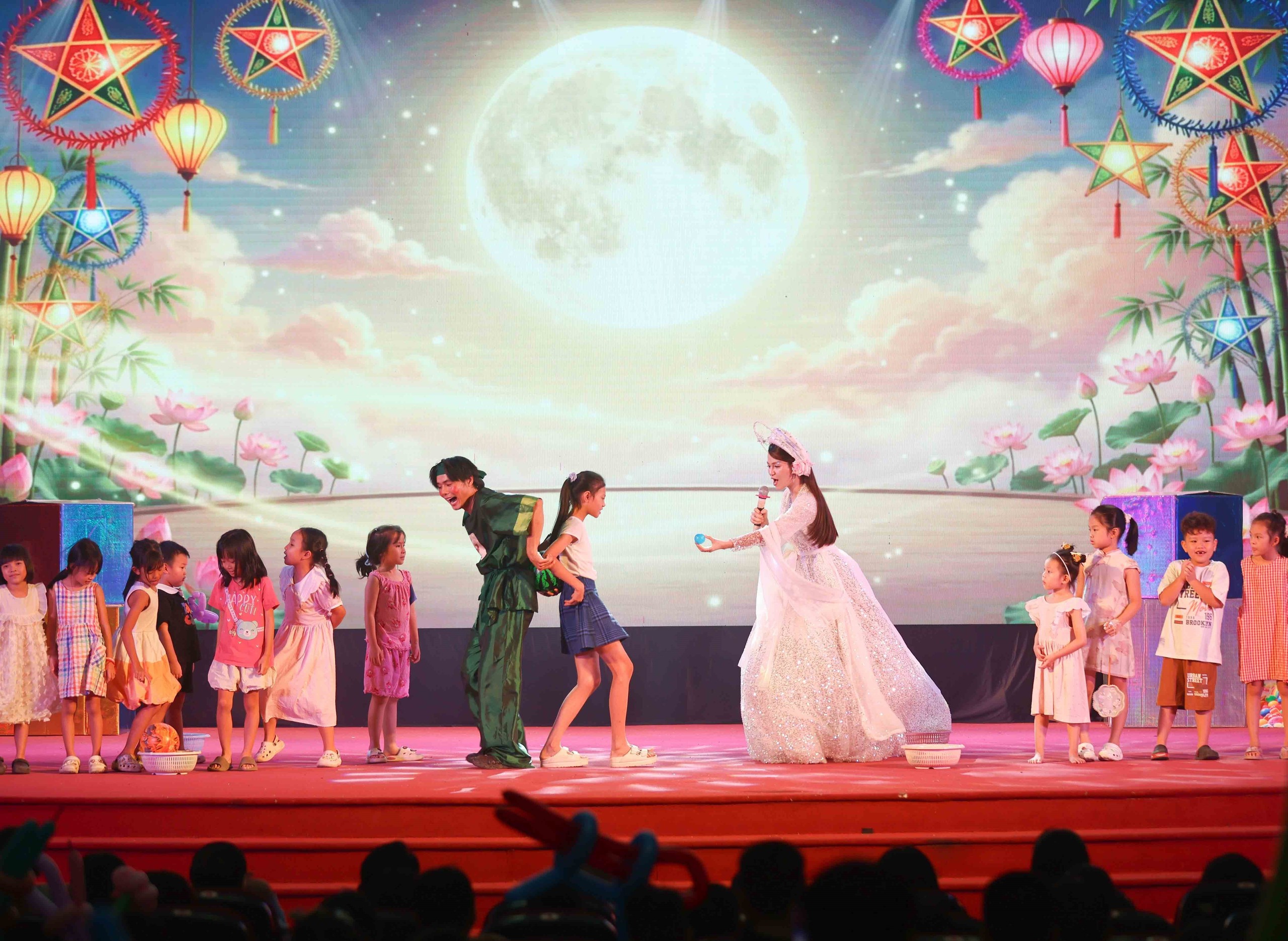 Chương trình nghệ thuật “Trăng rằm tỏa sáng - Thắp sáng tương lai” - Ảnh 7. Chương trình nghệ thuật “Trăng rằm tỏa sáng - Thắp sáng tương lai” - Ảnh 7.