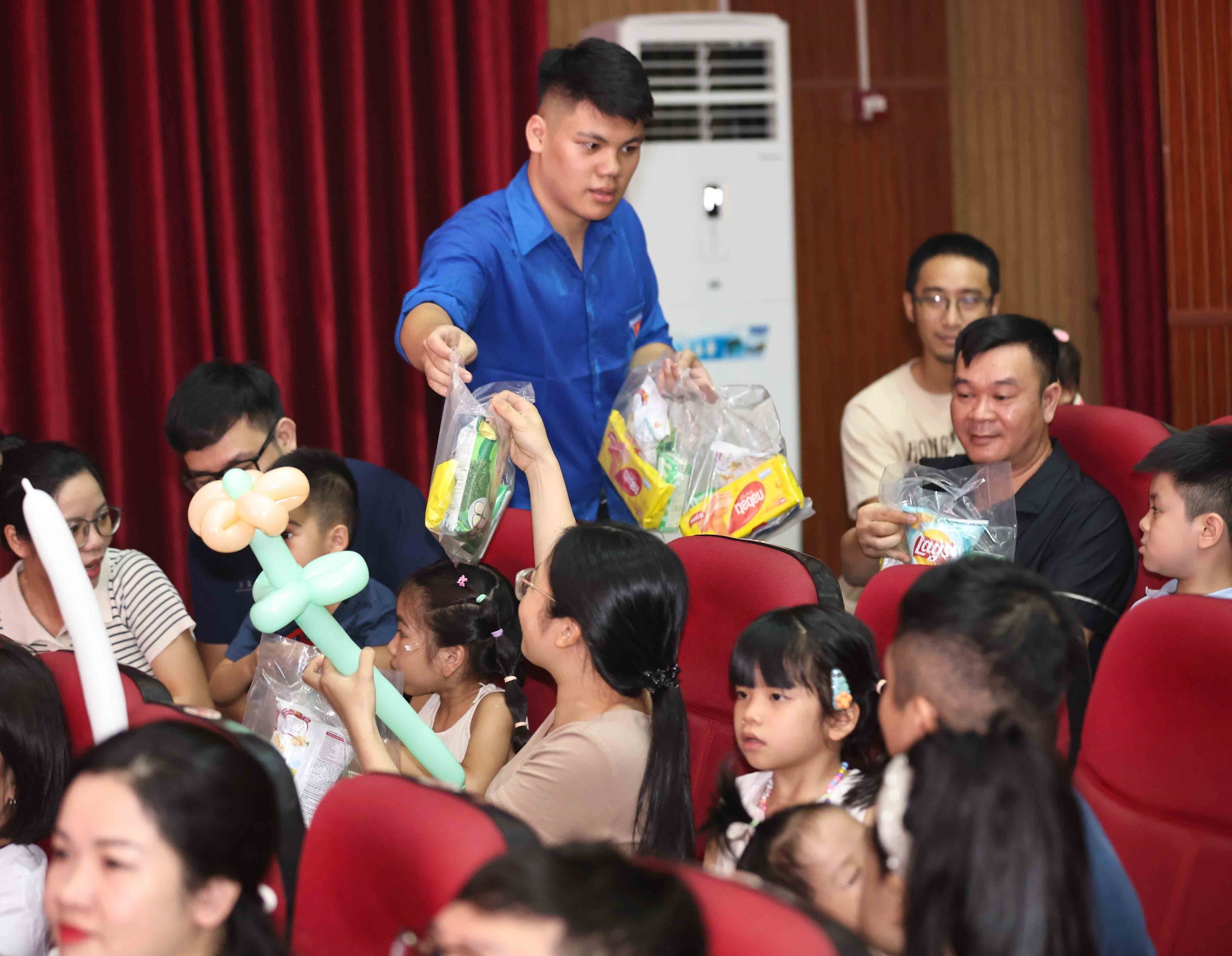 Chương trình nghệ thuật “Trăng rằm tỏa sáng - Thắp sáng tương lai” - Ảnh 8. Chương trình nghệ thuật “Trăng rằm tỏa sáng - Thắp sáng tương lai” - Ảnh 8.